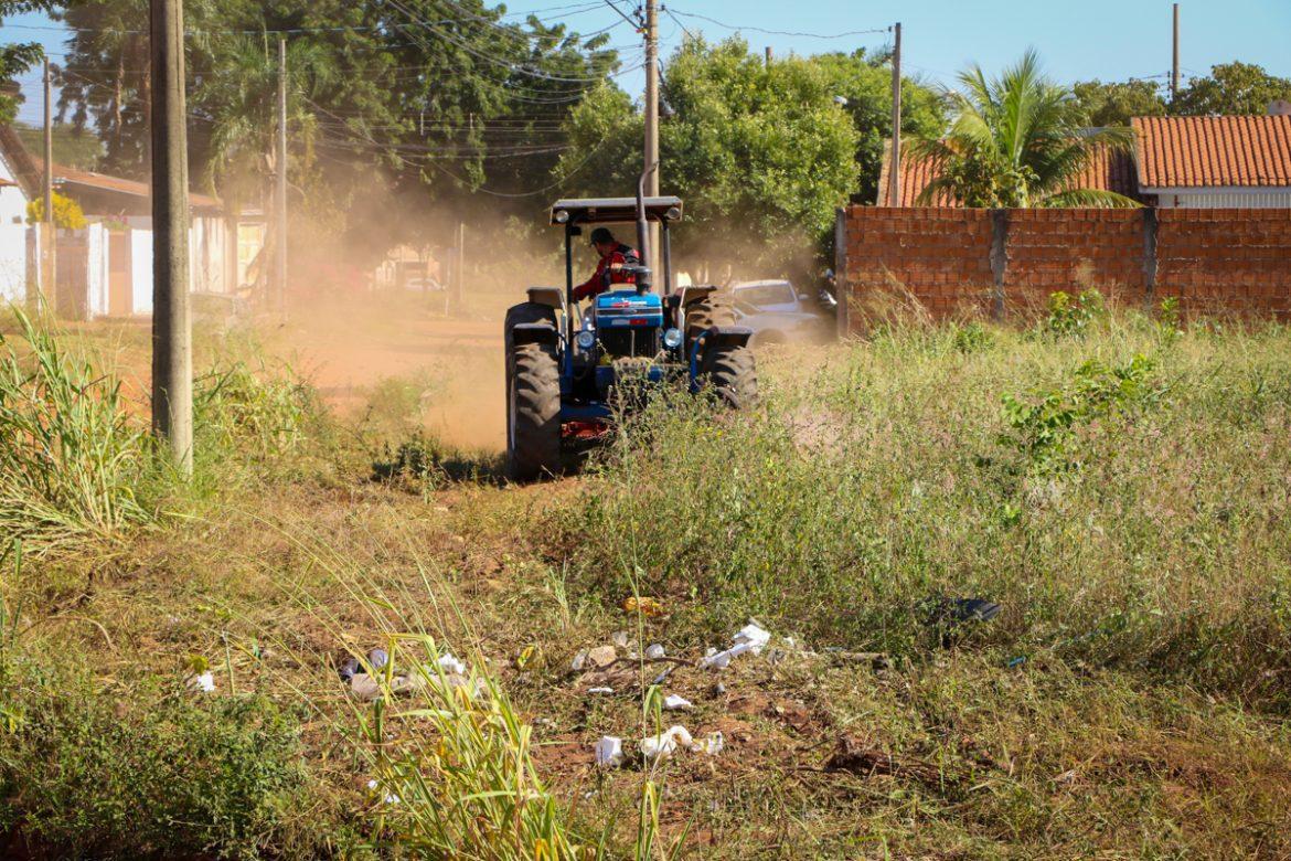 Prefeitura de Três Lagoas não dá trégua: donos de terrenos baldios com mato alto serão notificados, multados e terão cobrança por limpeza