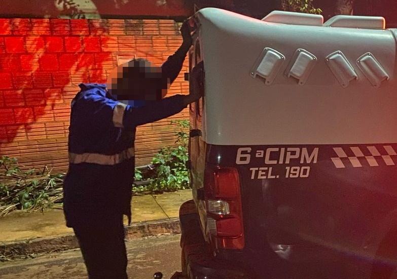 Tão bêbado que ficou escorado na viatura por não se segurar em pé: homem é preso por PMs de Três Lagoas