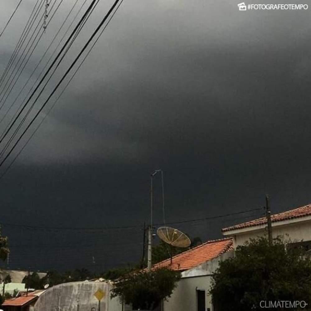Temporal atinge Três Lagoas: em apenas 20 minutos, choveu 32mm no Centro da cidade