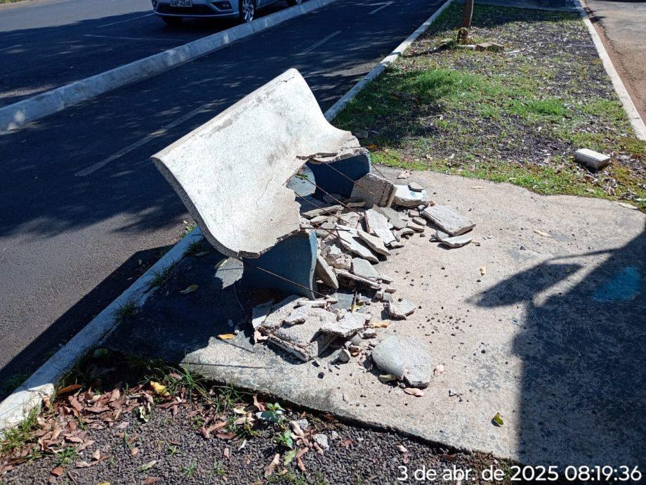 Vandalismo recorrente: usuários de drogas e vândalos destroem bancos na Avenida Filinto Müller em Três Lagoas