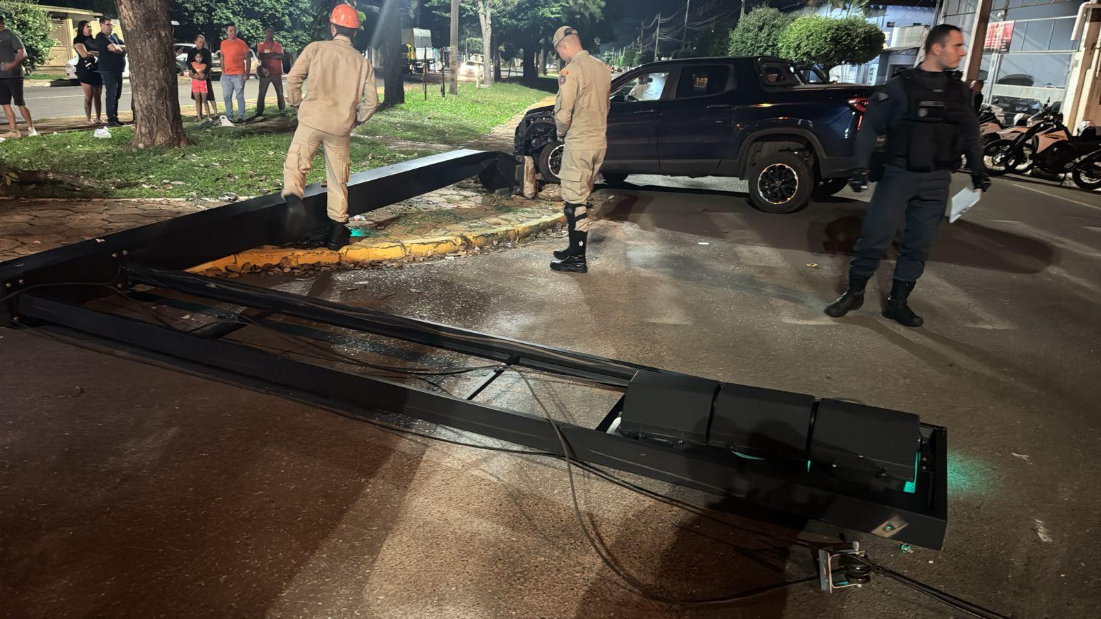Motorista destrói semáforo com Fiat Toro em acidente na esquina da rodoviária de Três Lagoas; suspeita é de embriaguez