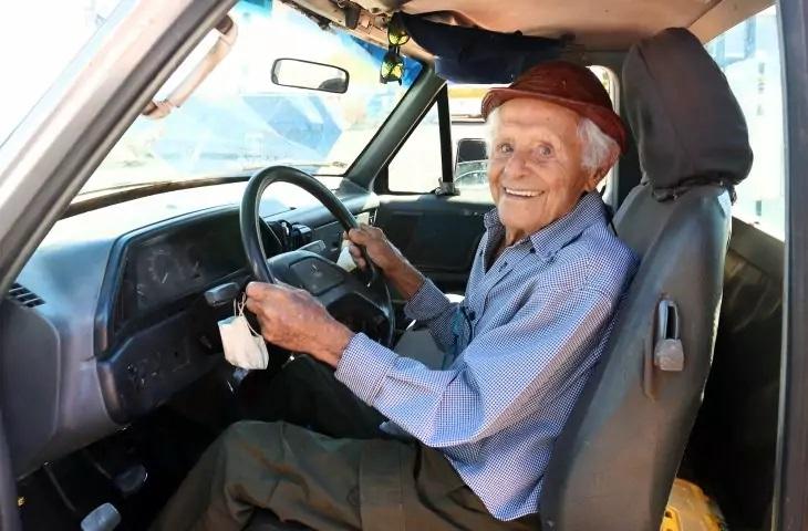 Três-lagoense renova CNH aos 101 anos e segue firme no volante Três-lagoense renova CNH aos 101 anos e segue firme no volante
