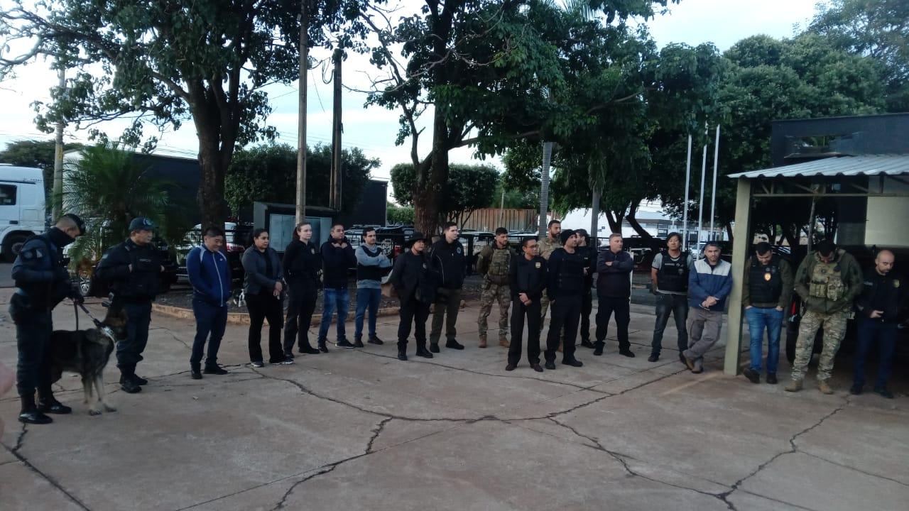 Megaoperação realizada pela Polícia Civil, PM, GARRAS e Polícia Penal prende várias pessoas e localiza drogas, arma e munições em Três Lagoas Megaoperação realizada pela Polícia Civil, PM, GARRAS e Polícia Penal prende várias pessoas e localiza drogas, arma e munições em Três Lagoas