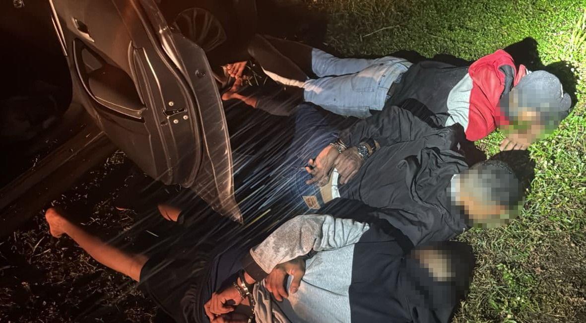 Trio armado invade casa, faz família refém e acaba preso após perseguição na BR-158 Trio armado invade casa, faz família refém e acaba preso após perseguição na BR-158