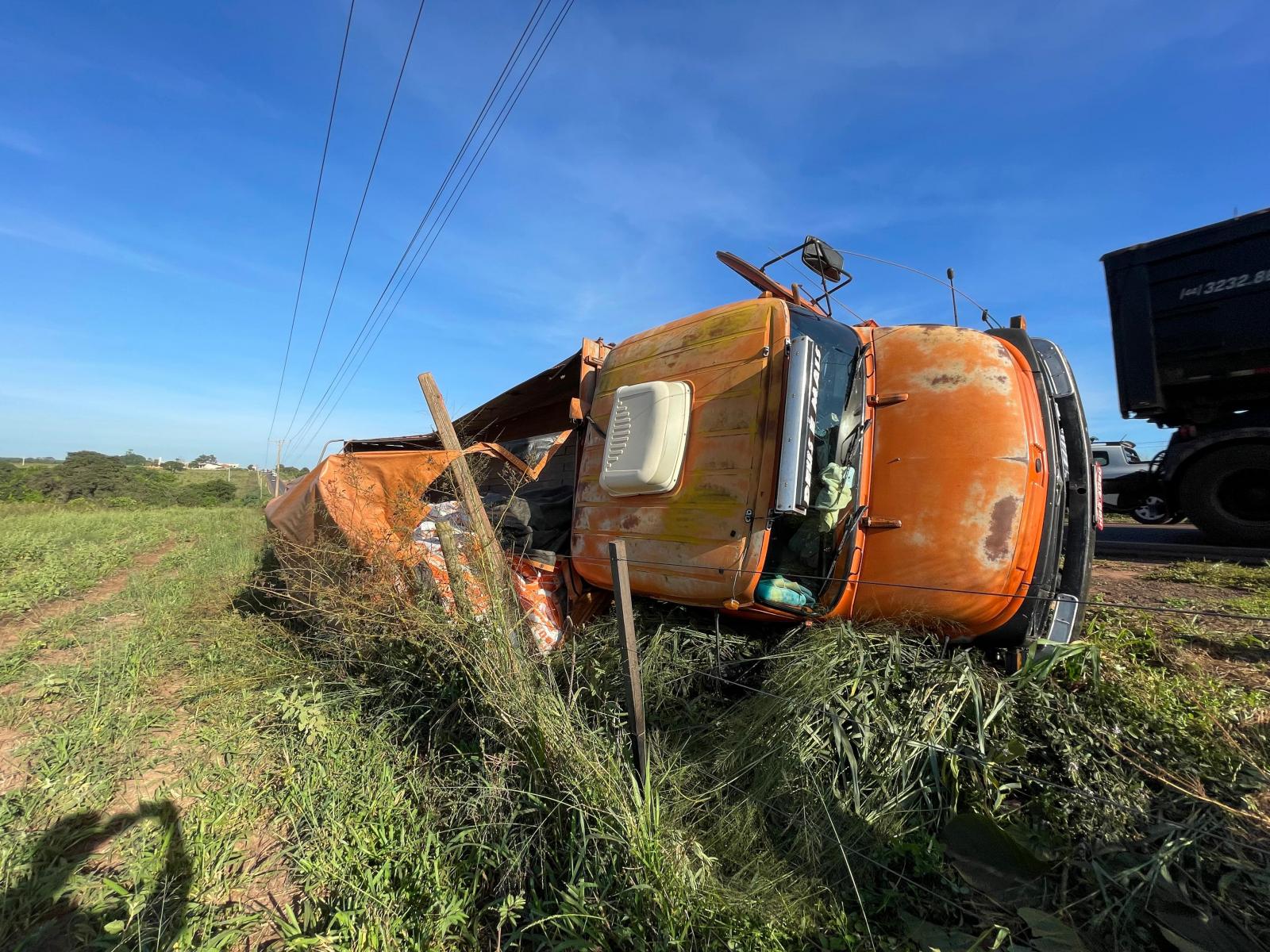 A Bruxa Está Solta: Três Acidentes com Caminhões Ocorreram em Menos de 15 horas no Anel Viário de Três Lagoas A Bruxa Está Solta: Três Acidentes com Caminhões Ocorreram em Menos de 15 horas no Anel Viário de Três Lagoas
