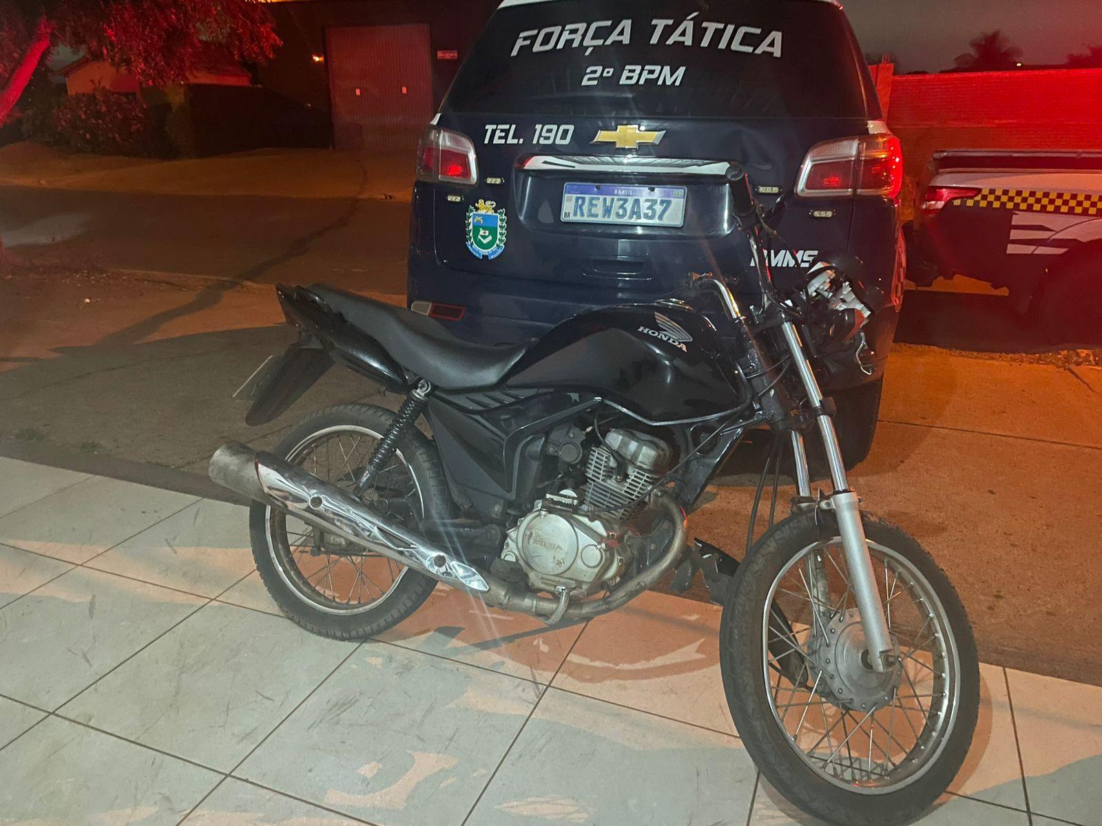 Adolescente apreendido arremessa iPhone contra parede e polícia recupera moto furtada no Guanabara