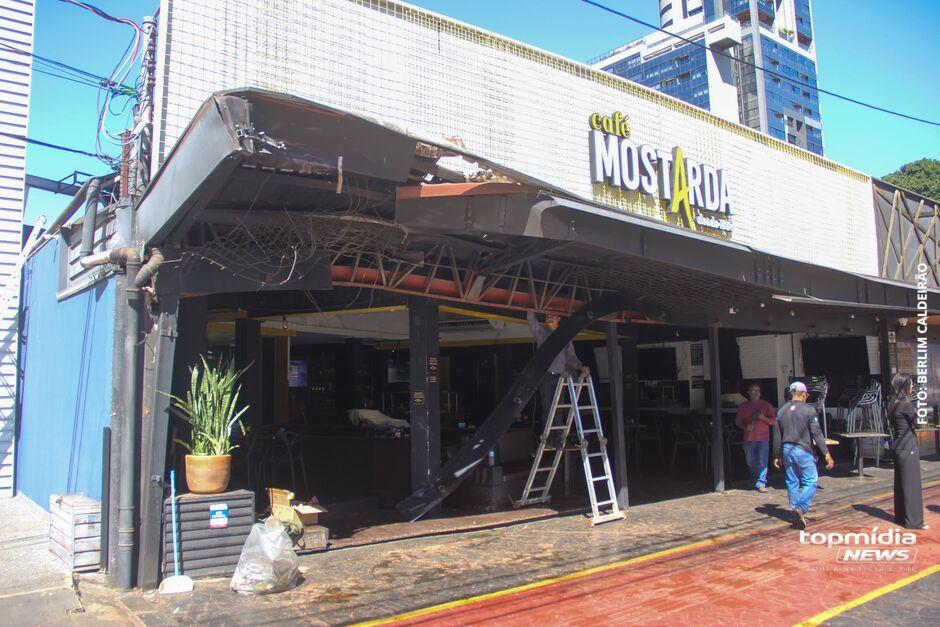 Bar invadido por ônibus já passa por obras e funcionará normalmente, afirma dono