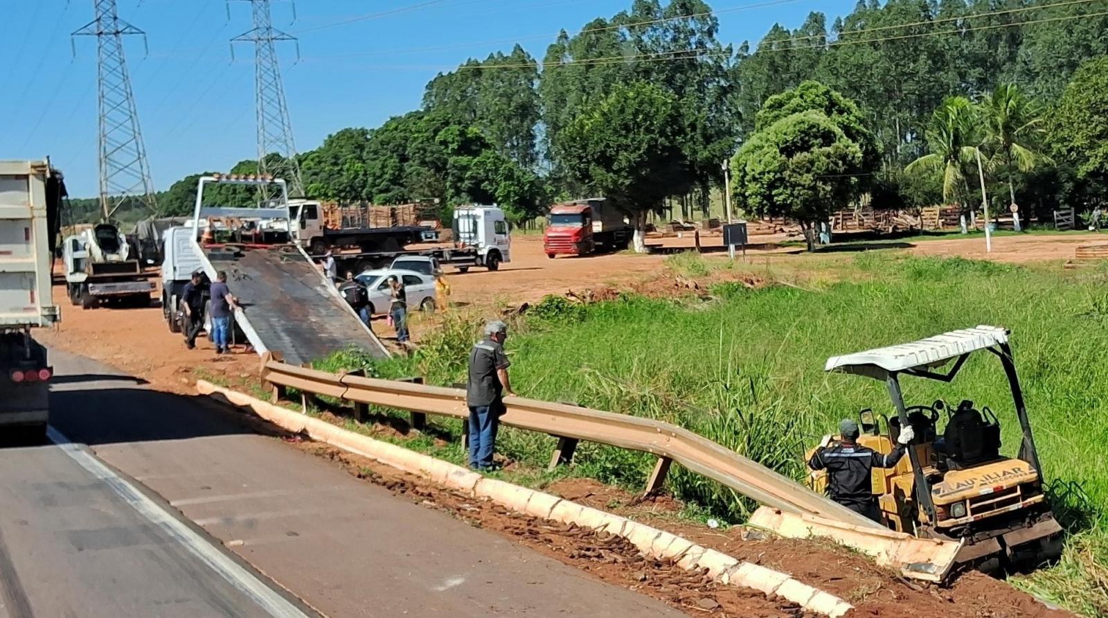 Caminhão guincho tomba e atinge guard-rail na BR-262; acidente reforça urgência na duplicação da rodovia