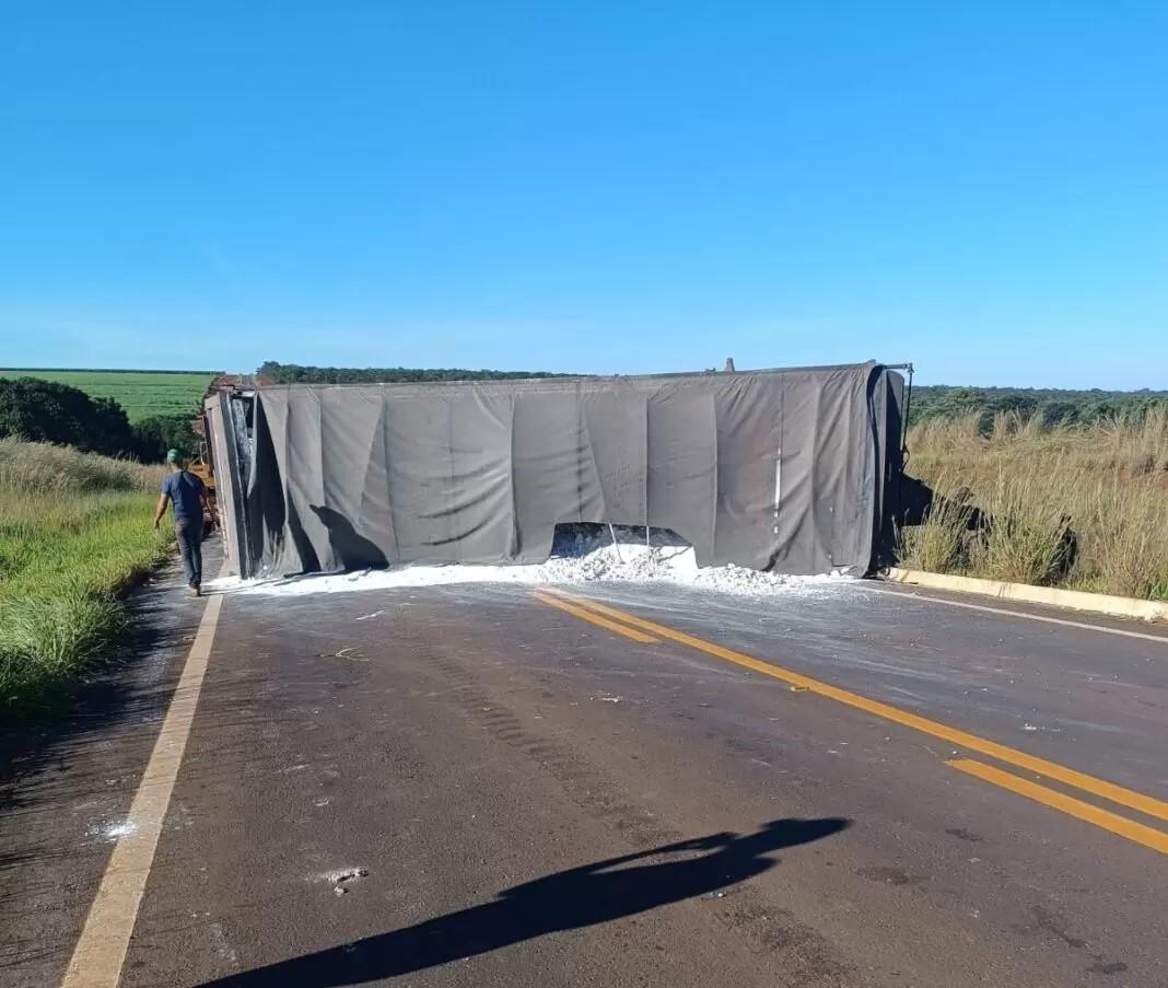 Caminhão tomba na MS-316 entre Paraíso das Águas e Pouso Alto e interdita pista
