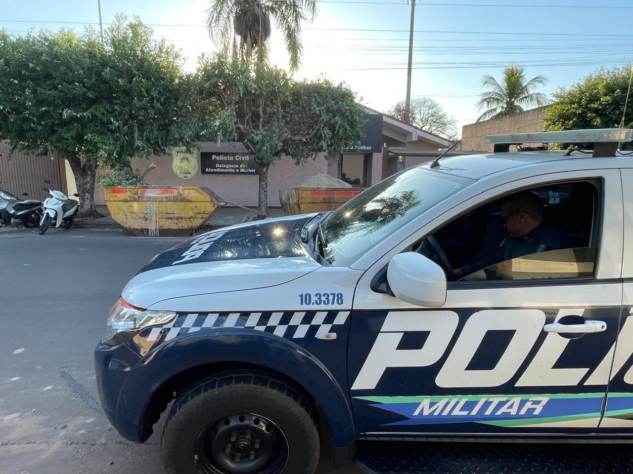 “Deu Ruim”: Homem invade casa da Ex, agride, ameaça e cai de árvore tentando fugir da polícia no Jd. Violetas 