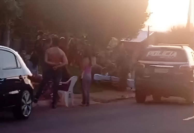 Filho ataca pais com enxada, avança sobre PM e acaba baleado em Ivinhema-MS Filho ataca pais com enxada, avança sobre PM e acaba baleado em Ivinhema-MS