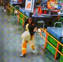 Furtou 12 picanhas, foi beber no bar e virou 