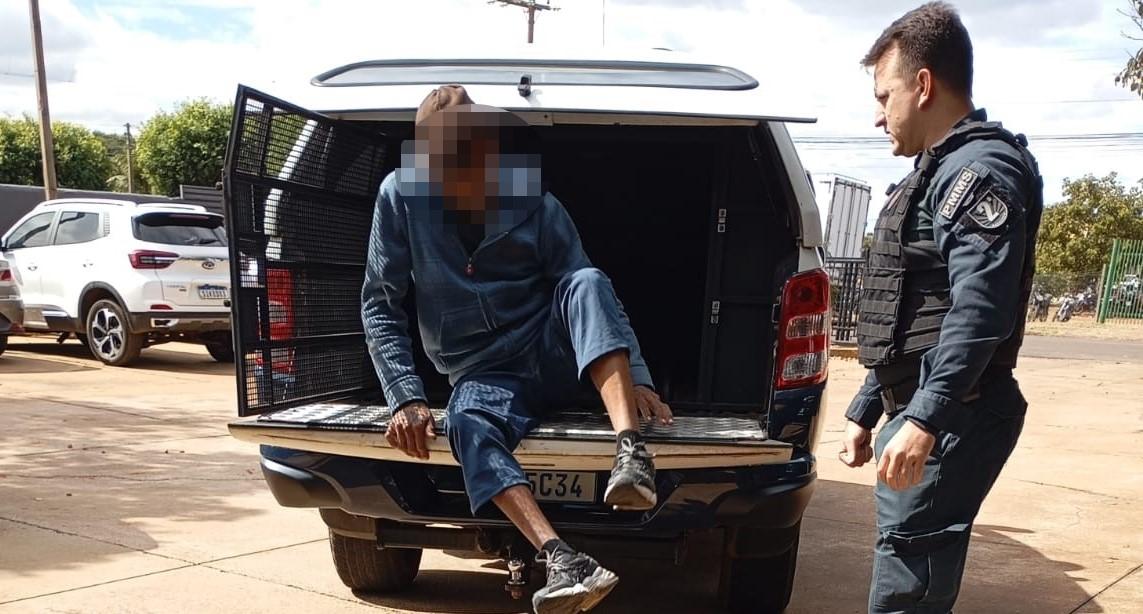 Inquilino que ameaçava matar duas pessoas com facão no Interlagos em Três Lagoas acaba preso pela PM Inquilino que ameaçava matar duas pessoas com facão no Interlagos em Três Lagoas acaba preso pela PM