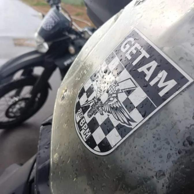 Irresponsabilidade: Jovem empina moto no bairro Vila Nova e coloca em risco a vida de alunos de escola em sua fuga 