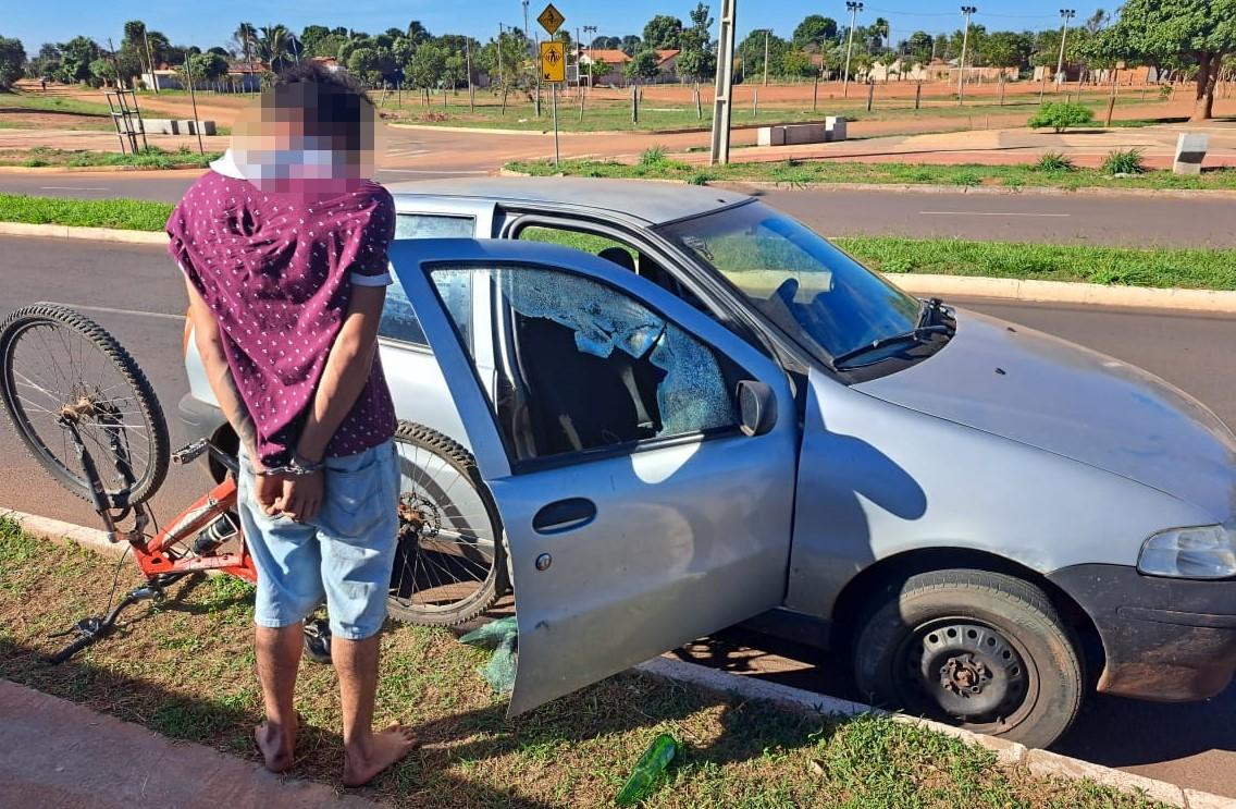 Ladrão cara de pau quebra vidro de carro e diz: "A culpa é do dono que deixou ele estacionado aqui" Ladrão cara de pau quebra vidro de carro e diz: