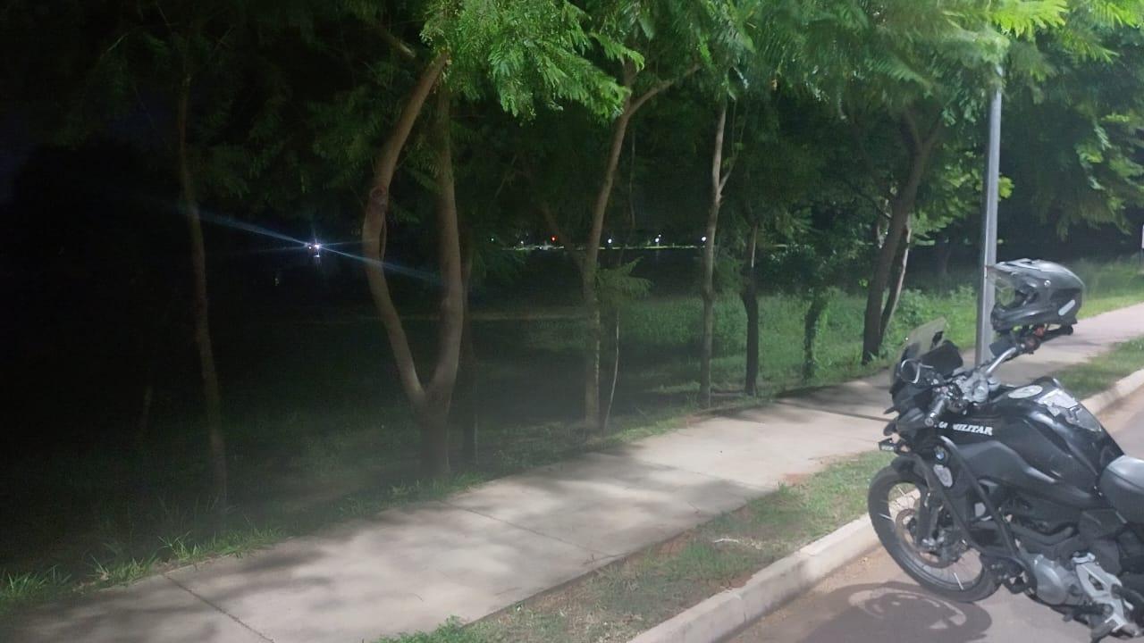 Ladrão de fios é flagrado em cima de poste e preso debaixo de cobertor na 2ª Lagoa de Três Lagoas