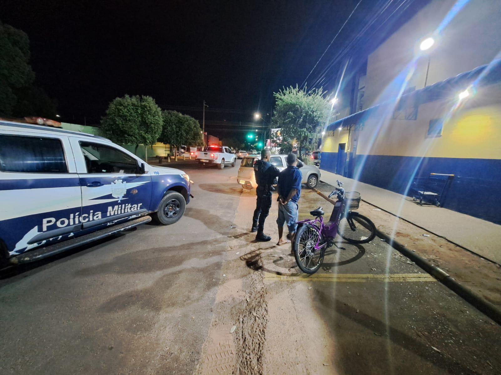Ladrão furta bicicleta elétrica na frente do Hospital Auxiliadora e acaba preso com faca e ferramentas de arrombamento