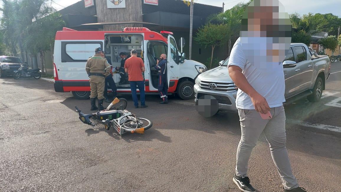 Mulher fica ferida após colisão entre bicicleta elétrica e caminhonete no Centro de Três Lagoas