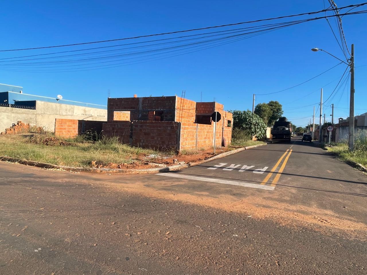 Oportunidade para investidores: Vendo terreno de esquina com duas casas em construção Oportunidade para investidores: Vendo terreno de esquina com duas casas em construção