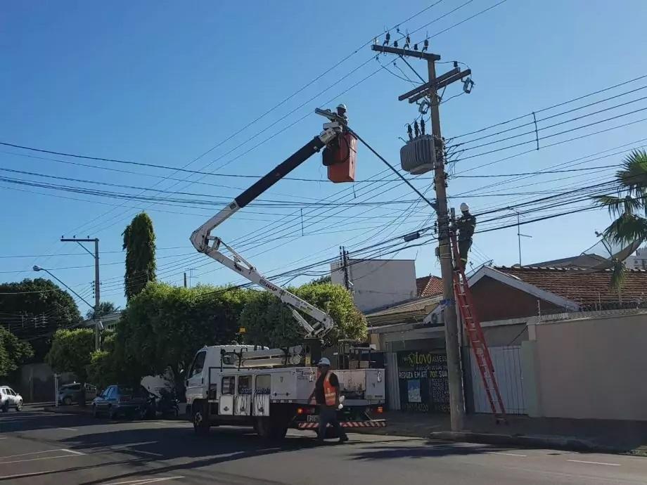 Prefeitura explica atraso na manutenção de iluminação e prevê retomada com nova empresa