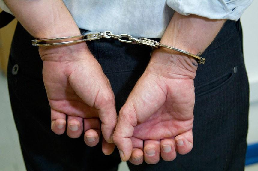 Mulher pede socorro em frente à delegacia e ex é preso por perseguição — suspeito chega de bike jurando inocência