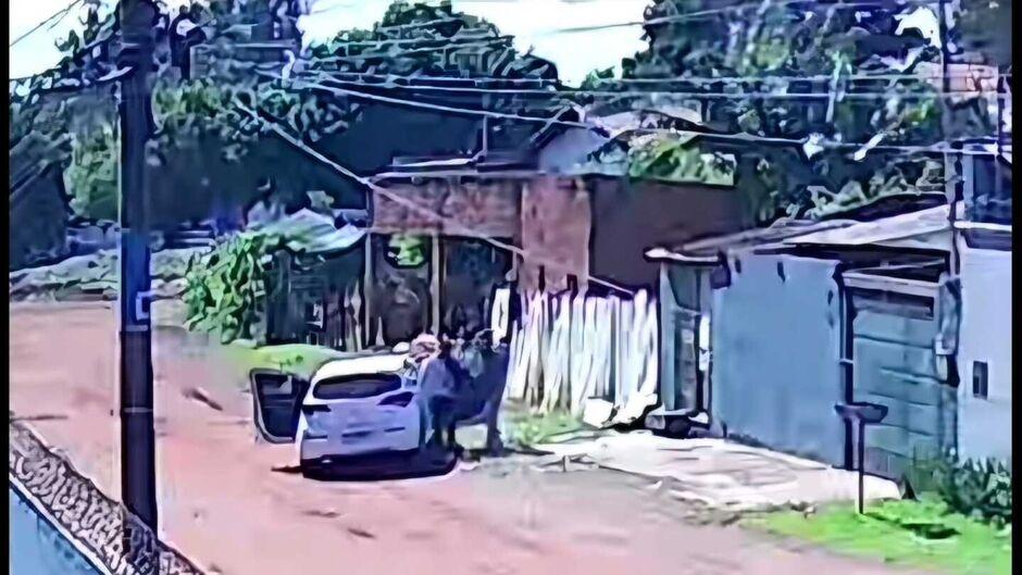 Vítima de tentativa de feminicídio foi cercada e obrigada a entrar em carro Vítima de tentativa de feminicídio foi cercada e obrigada a entrar em carro