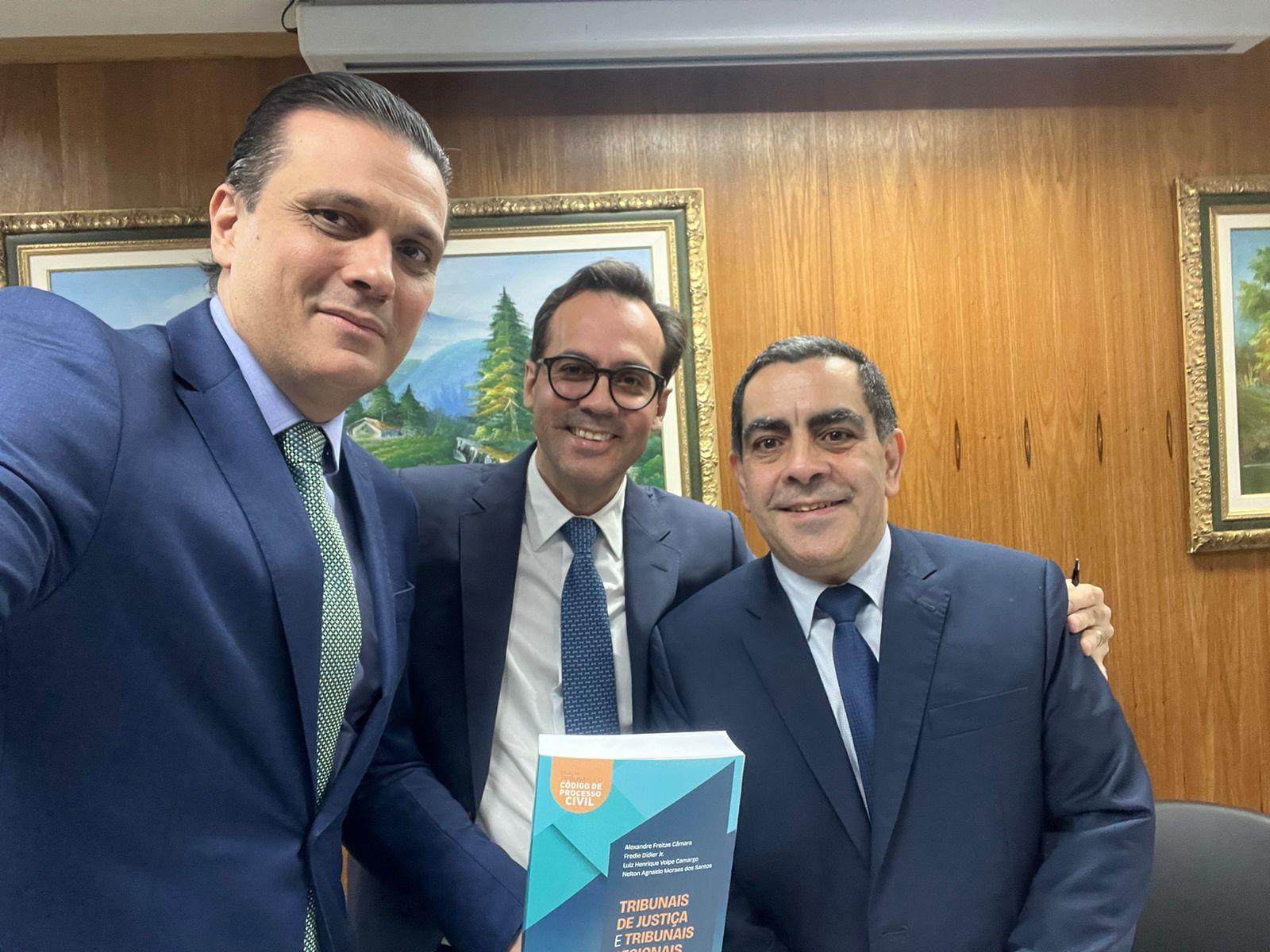 Nova obra sobre o Novo Código de Processo Civil reúne grandes nomes do Direito e conta com a participação de Gustavo Gottardi Nova obra sobre o Novo Código de Processo Civil reúne grandes nomes do Direito e conta com a participação de Gustavo Gottardi