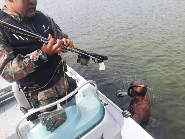 Homem é flagrado com arpão e roupa de mergulho pescando ilegalmente no Rio Paraná, em Três Lagoas Homem é flagrado com arpão e roupa de mergulho pescando ilegalmente no Rio Paraná, em Três Lagoas