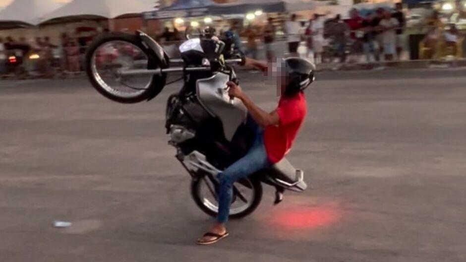 'Amostradinho' empina moto e bate em viatura policial em Campo Grande  