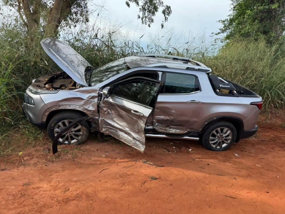 Batida entre carro e caminhonete deixa grávida ferida em Batayporã Batida entre carro e caminhonete deixa grávida ferida em Batayporã