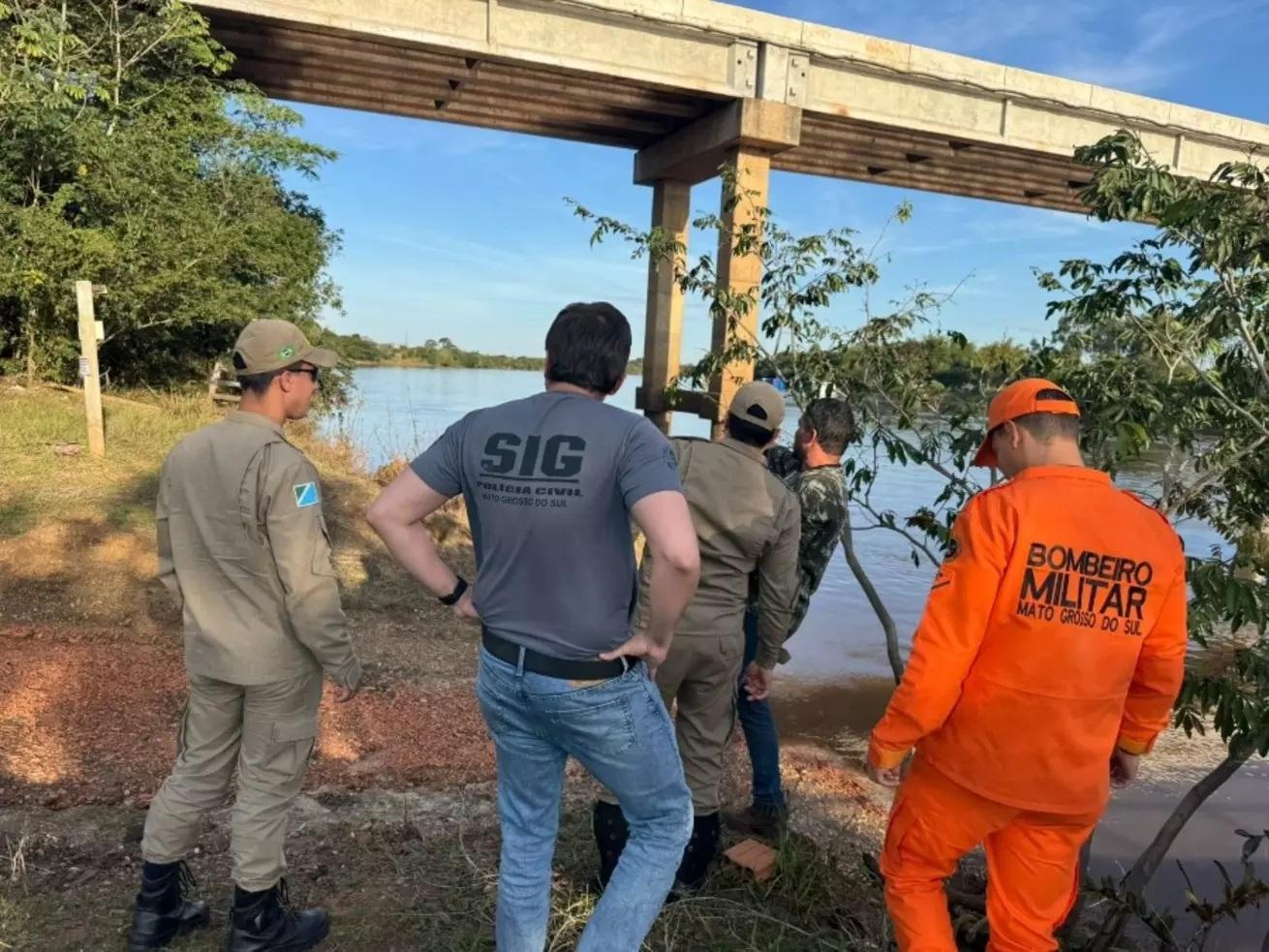 Bombeiros retomam buscas por médica que caiu de ponte na BR-376 em MS Bombeiros retomam buscas por médica que caiu de ponte na BR-376 em MS