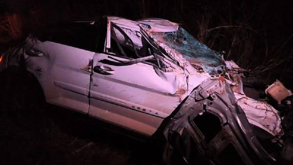 Carro destruído e anta morta em grave acidente na MS-377; motorista escapa com ferimentos leves Carro destruído e anta morta em grave acidente na MS-377; motorista escapa com ferimentos leves
