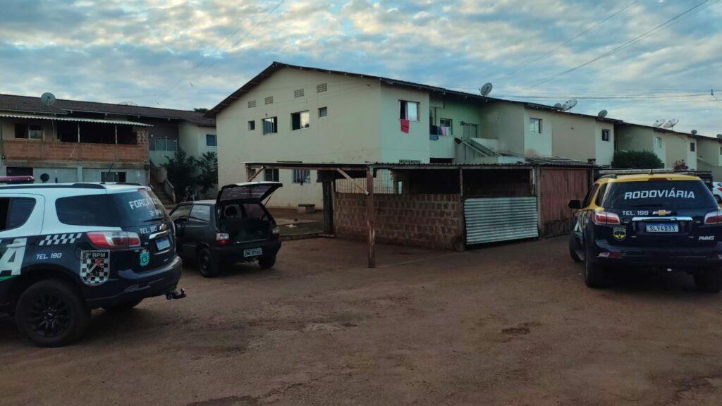 Carro roubado é encontrado estacionado em condomínio durante operação