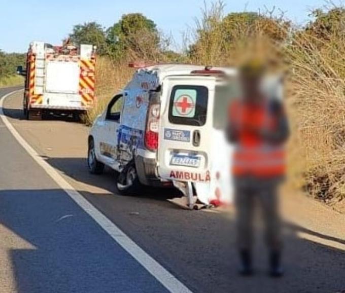 Colisão entre ambulância e caminhões mata duas enfermeiras em Mineiros GO Colisão entre ambulância e caminhões mata duas enfermeiras em Mineiros GO