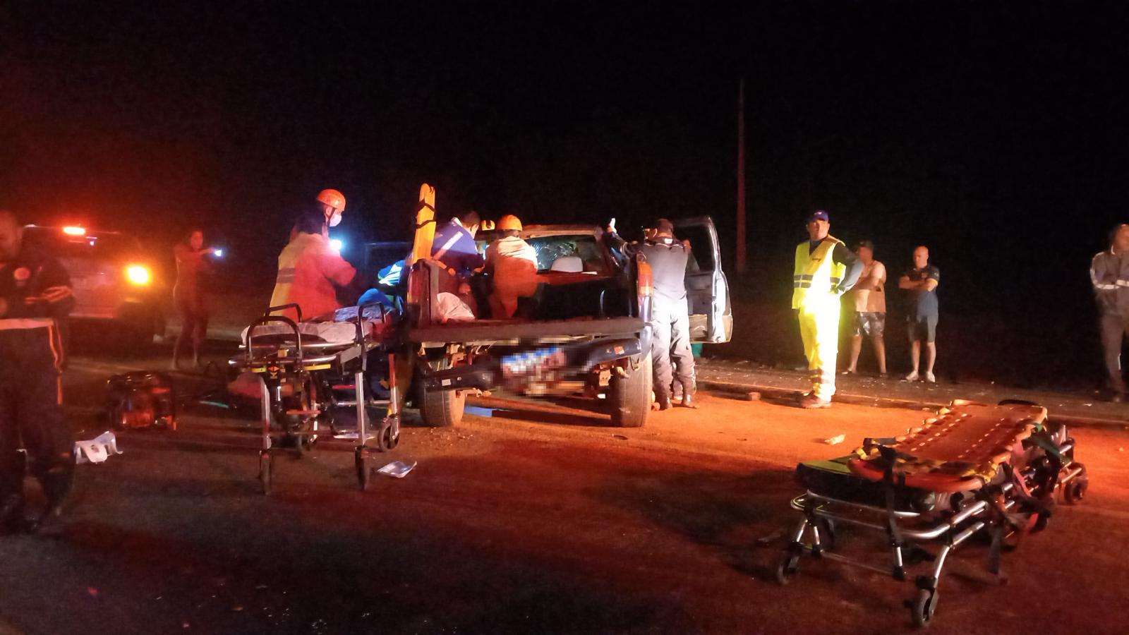 Colisão frontal entre caminhonetes deixa casal de idosos ferido na BR-158 em Três Lagoas