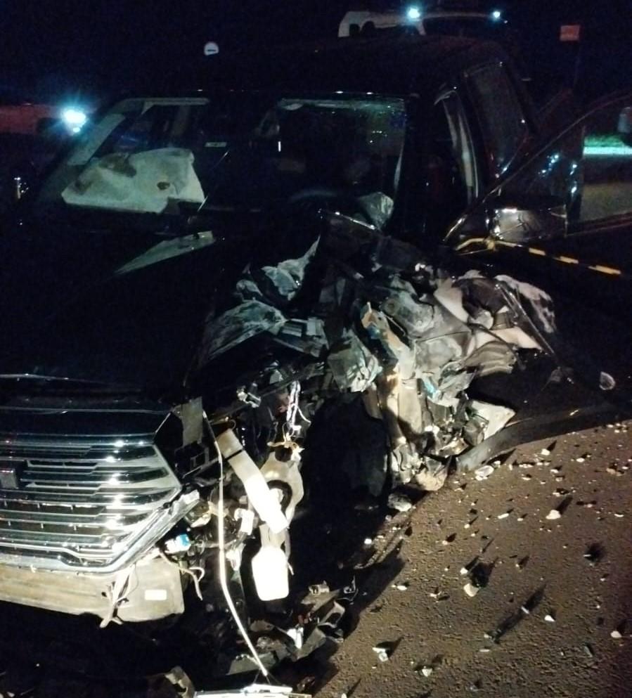 Dodge Ram atravessa rotatória e bate em poste em Três Lagoas; criança sofre fratura no braço Dodge Ram atravessa rotatória e bate em poste em Três Lagoas; criança sofre fratura no braço