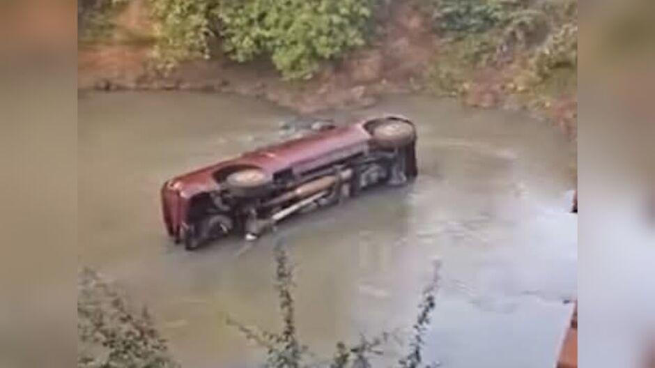 Dodge Ram cai da ponte em Rio Vacaria, em Sidrolândia  