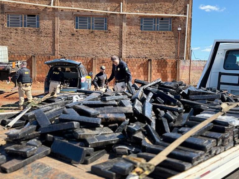 Dupla abandona carreta com munições de fuzil e drogas em MS Dupla abandona carreta com munições de fuzil e drogas em MS