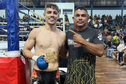 Elogiado pelo tetracampeão mundial Popó, atleta de TL vence por finalização e garante vaga para disputar cinturão de MMA Elogiado pelo tetracampeão mundial Popó, atleta de TL vence por finalização e garante vaga para disputar cinturão de MMA
