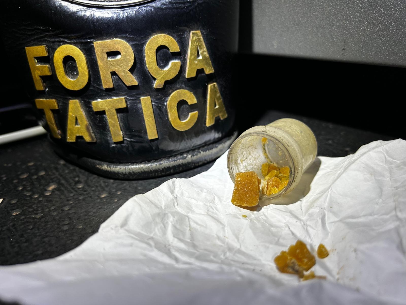 Força Tática prende traficante e desmantela 
