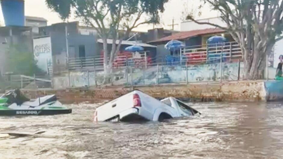 Freio de mão falha e caminhonete cai no Rio Taquari, em Coxim  