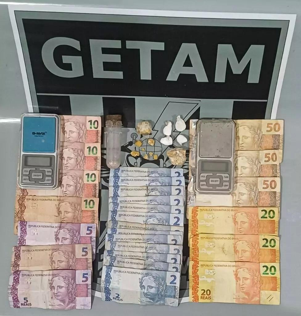 GETAM flagra dupla com drogas, dinheiro e tornozeleira eletrônica na Vila Haro GETAM flagra dupla com drogas, dinheiro e tornozeleira eletrônica na Vila Haro