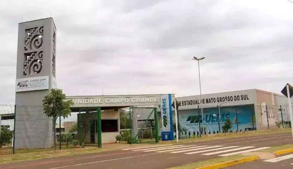 Idosa morre ao cair e bater a cabeça em universidade de Campo Grande  