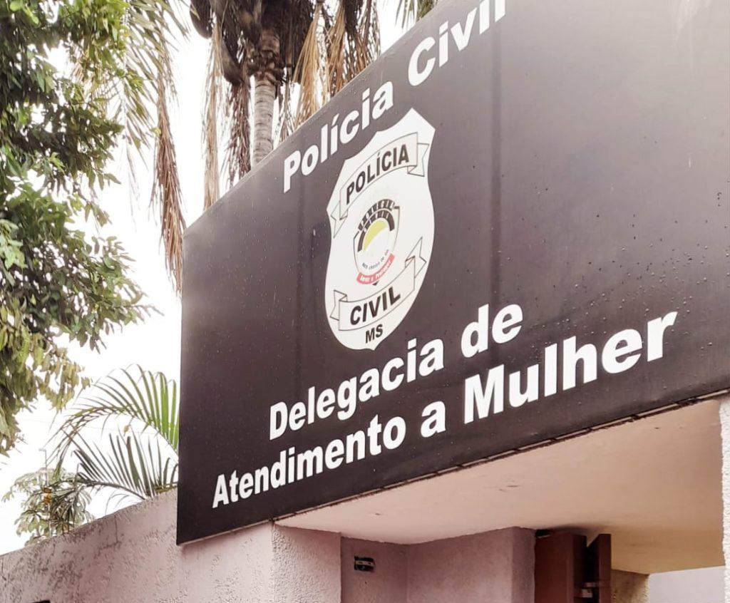 Investigadora da DAM imobiliza e prende lutador amador de MMA que perseguia ex-ficante na frente da delegacia Investigadora da DAM imobiliza e prende lutador amador de MMA que perseguia ex-ficante na frente da delegacia