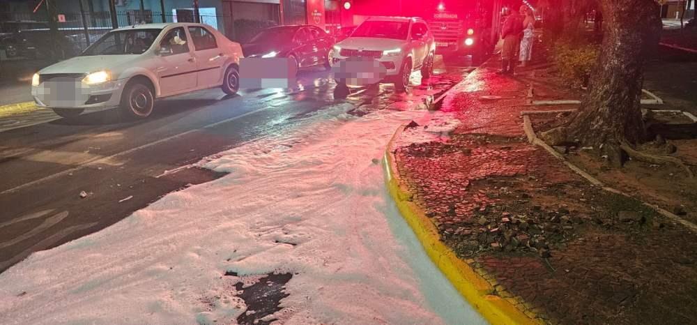 Jeep Compass trava em cruzamento movimentado após vazamento de combustível em Três Lagoas e mobiliza Bombeiros Jeep Compass trava em cruzamento movimentado após vazamento de combustível em Três Lagoas e mobiliza Bombeiros