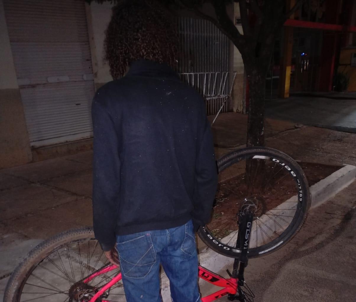Jovem com ficha criminal é abordado pela Polícia no Centro de Três Lagoas Jovem com ficha criminal é abordado pela Polícia no Centro de Três Lagoas