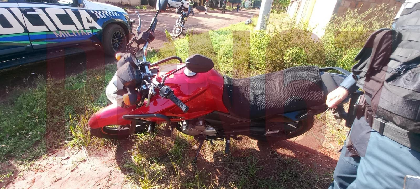 Motocicleta furtada é encontrada abandonada em matagal na Vila Alegre e recuperada pela Polícia Militar em Três Lagoas