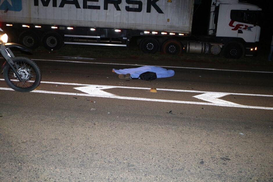 Motociclista bate de frente com carreta e morre na BR-060, em Chapadão do Sul Motociclista bate de frente com carreta e morre na BR-060, em Chapadão do Sul