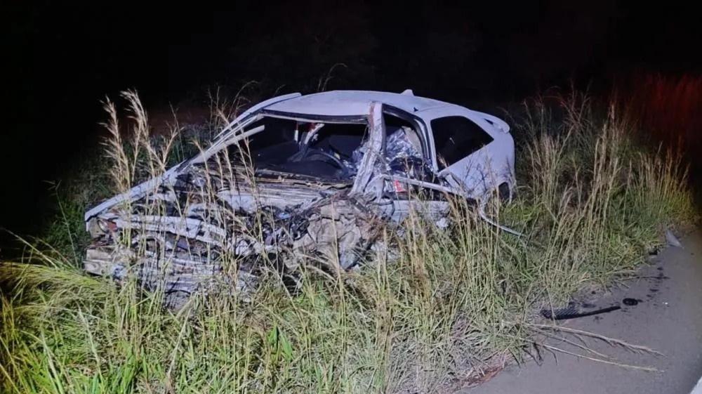 Motorista de Astra morre preso às ferragens após colisão com carreta na MS-395; suspeita é que tenha dormido ao volante Motorista de Astra morre preso às ferragens após colisão com carreta na MS-395; suspeita é que tenha dormido ao volante