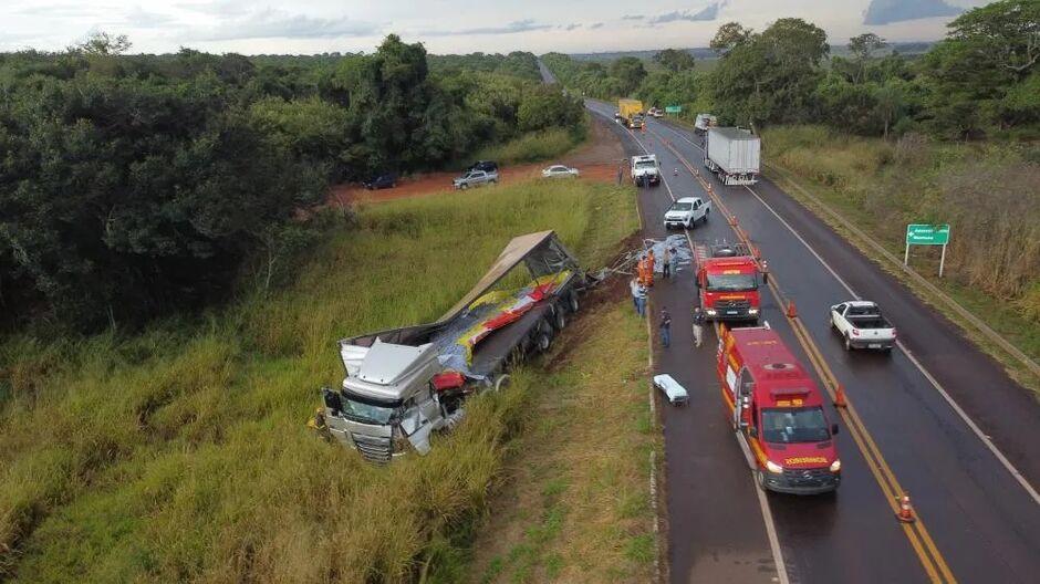 Motorista fica preso às ferragens em acidente entre carretas na BR-267, em Bataguassu  